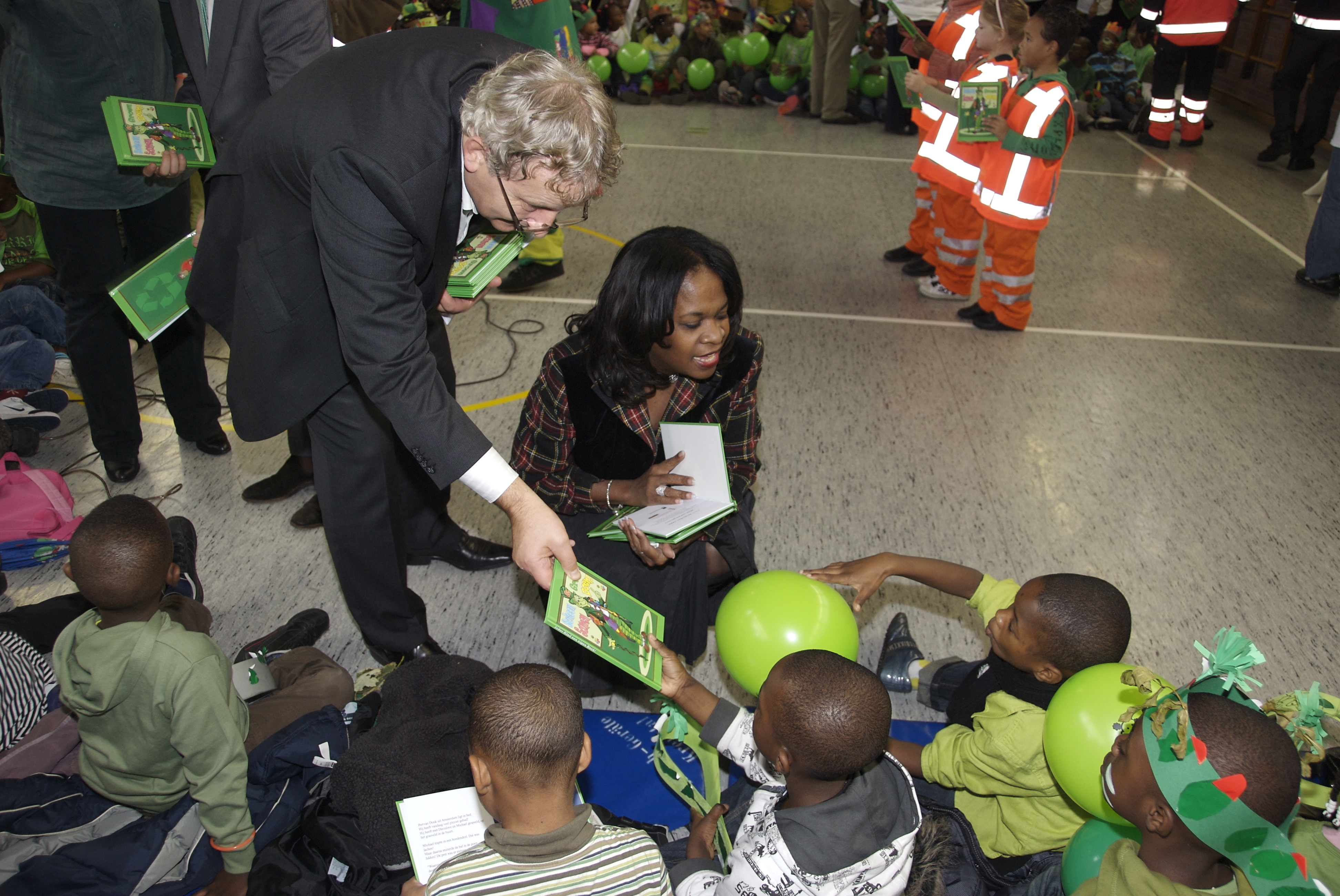 Ieder kind een eigen boek uitreiking, leesfeest, boeken uitdelen op scholen, lezen kinderen, basischolen, lees probleem, persoonlijk boek cadeau