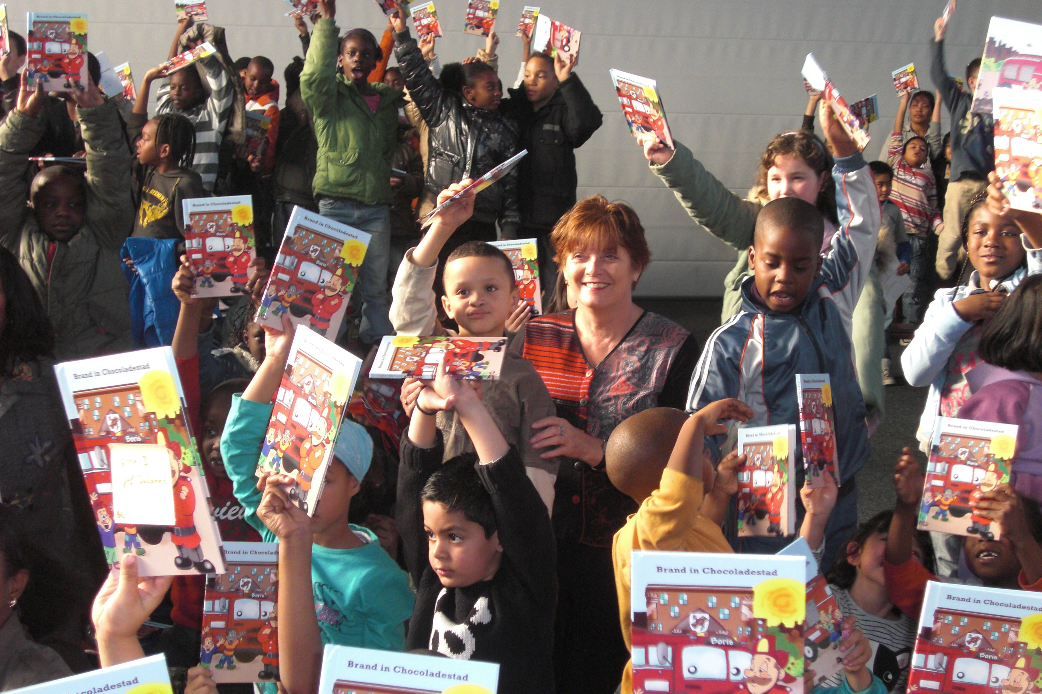Ieder kind een eigen boek uitreiking, leesfeest, boeken uitdelen op scholen, lezen kinderen, basischolen, lees probleem, persoonlijk boek cadeau