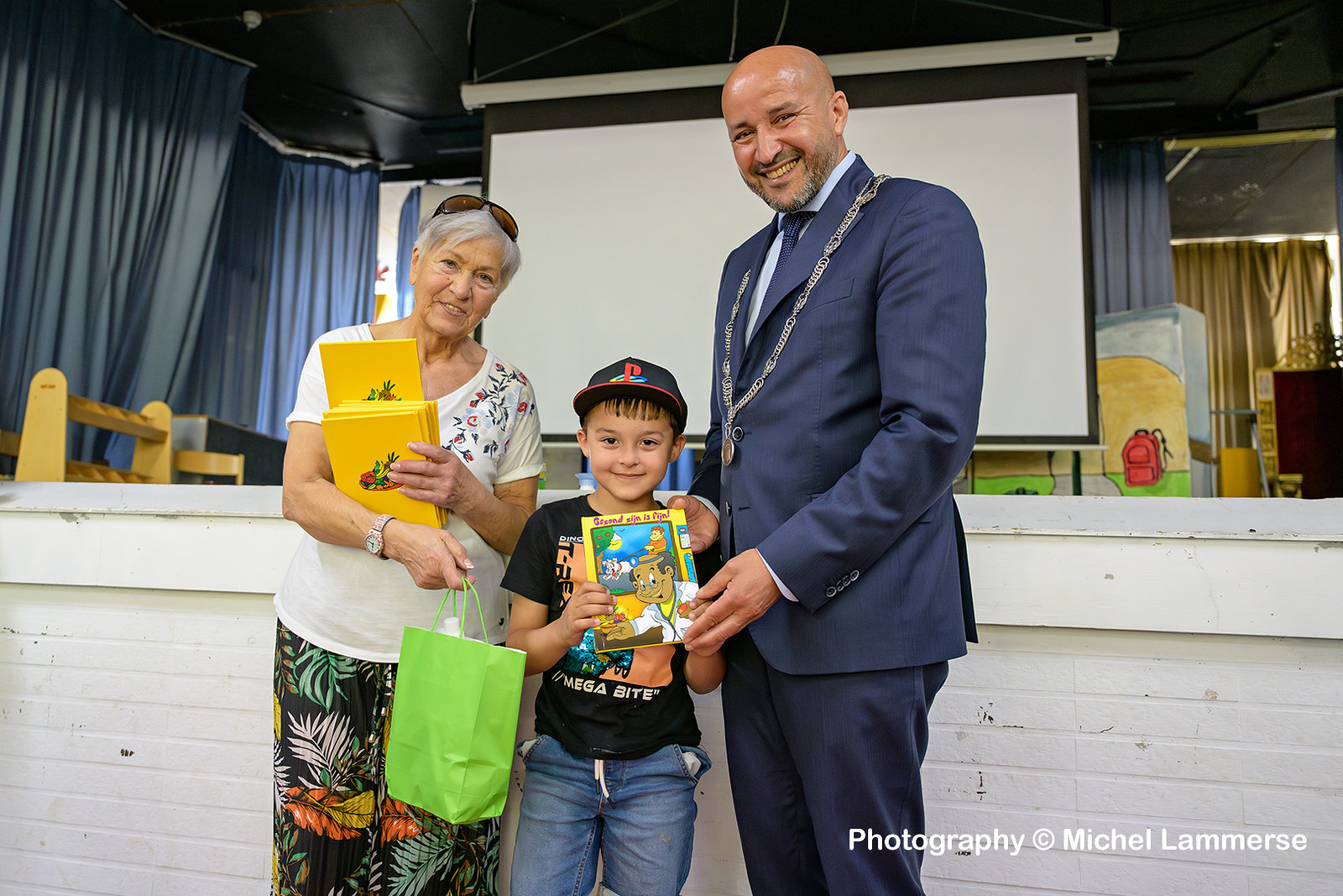 Ieder kind een eigen boek uitreiking, leesfeest, boeken uitdelen op scholen, lezen kinderen, basischolen, lees probleem, persoonlijk boek cadeau