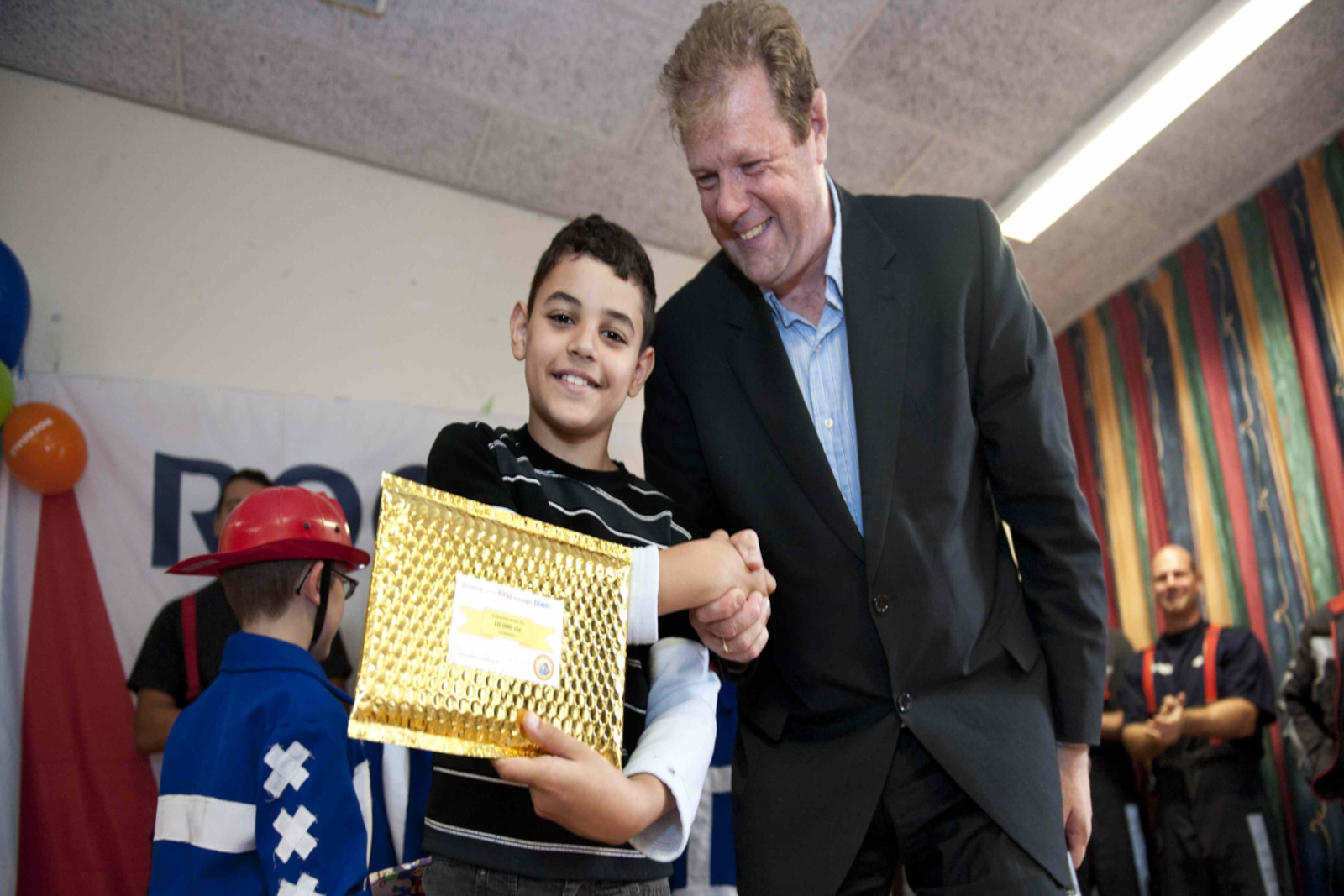 Ieder kind een eigen boek uitreiking, leesfeest, boeken uitdelen op scholen, lezen kinderen, basischolen, lees probleem, persoonlijk boek cadeau