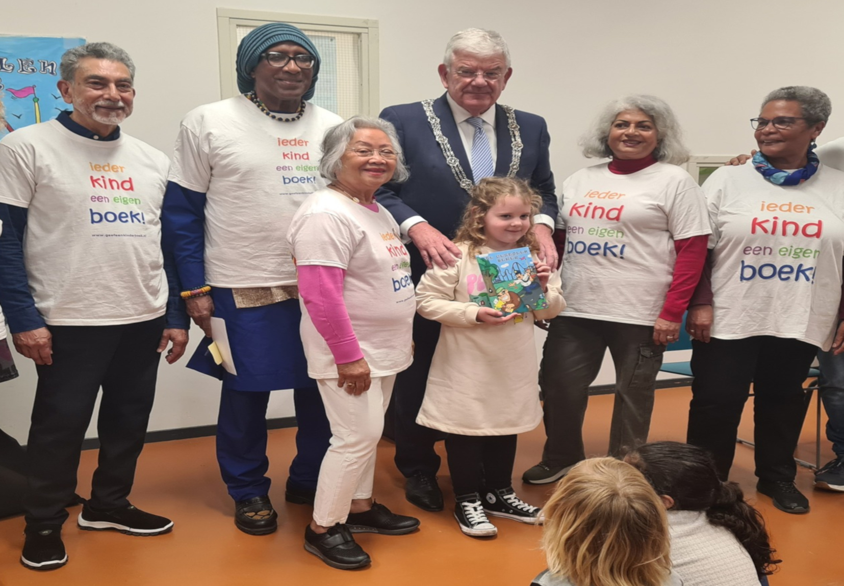 Ieder kind een eigen boek uitreiking, leesfeest, boeken uitdelen op scholen, lezen kinderen, basischolen, lees probleem, persoonlijk boek cadeau